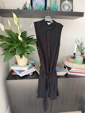An Amazon Essentials Sleeveless Black Button-Front Shirt Dress with Tie Waist